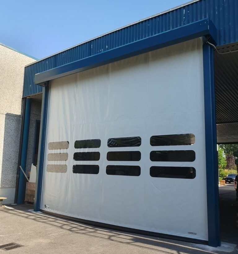 Porta rapida bianca su capannone