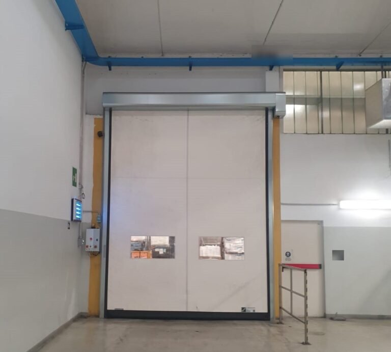Porta rapida interna a un capannone