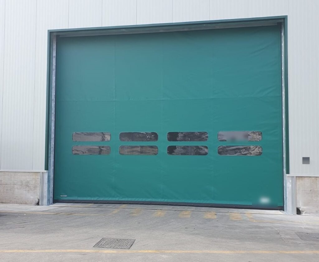 Porta rapida verde installata su un capannone industriale