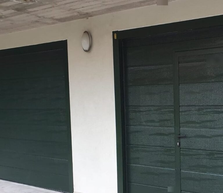 Porte sezionali verdi con porta pedonale integrata
